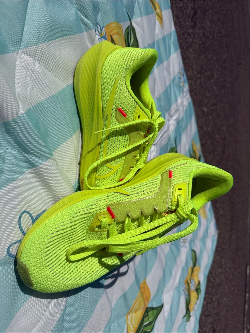 Nike Women’s Pegasus 40 EUC Volt colorway hard to find!! Size 8